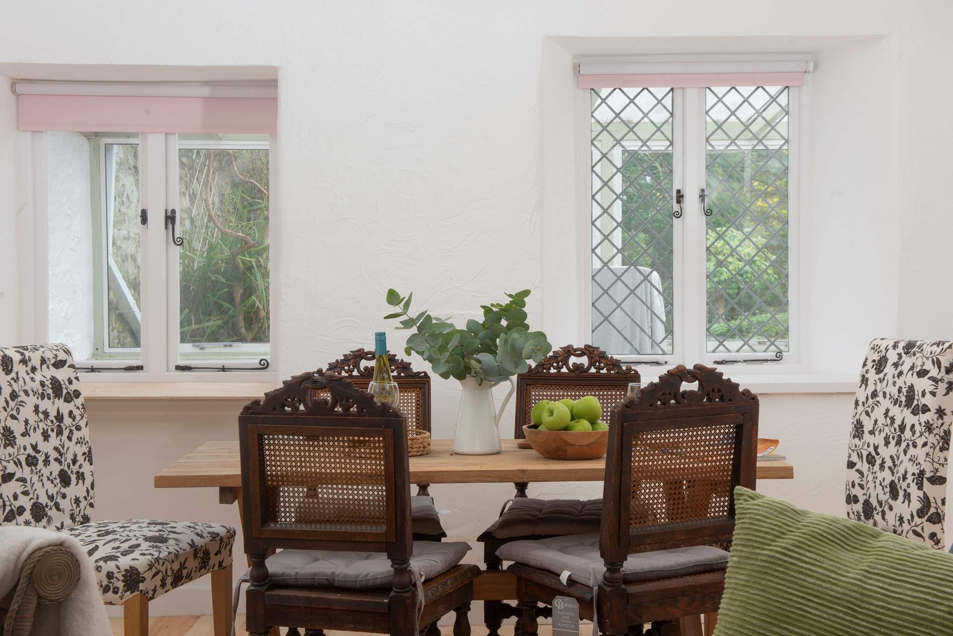 Plenty of space for guests for supper!