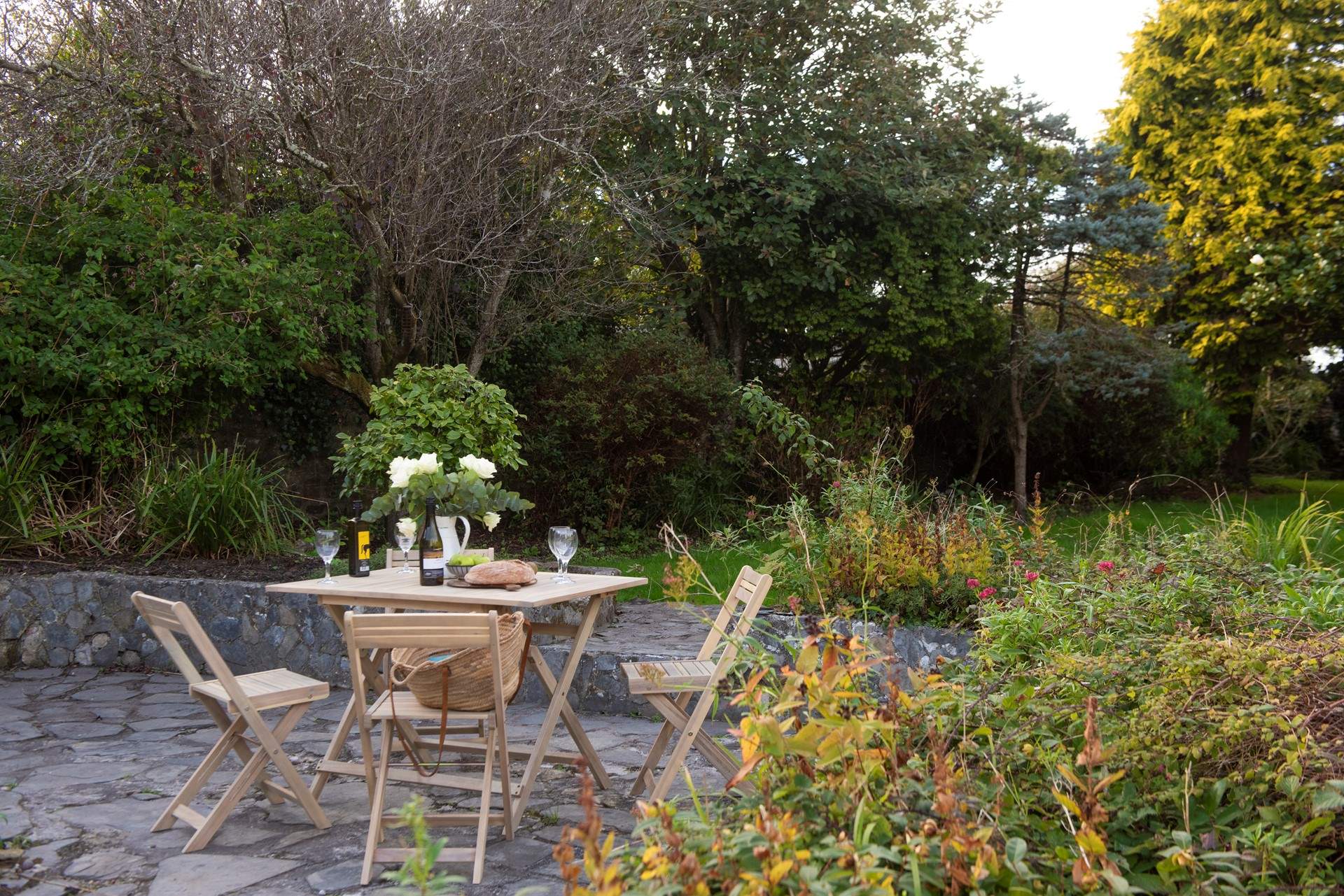 Al fresco dining, the perfect holiday pastime. 