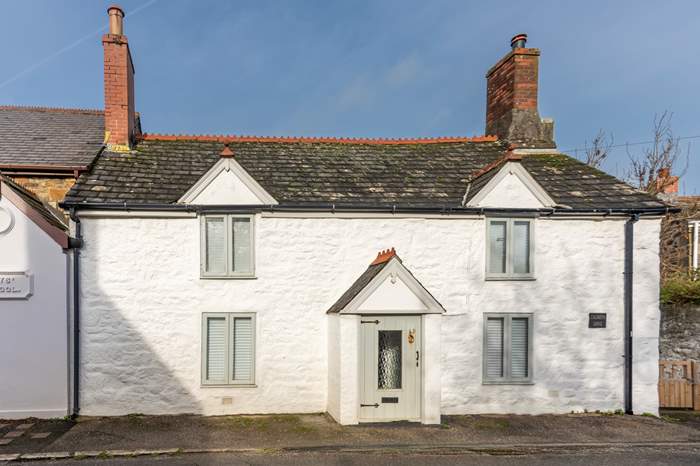 Cals-Meyn Lodge is a 2 bedroom, dog friendly holiday cottage in Portreath, North Cornwall.