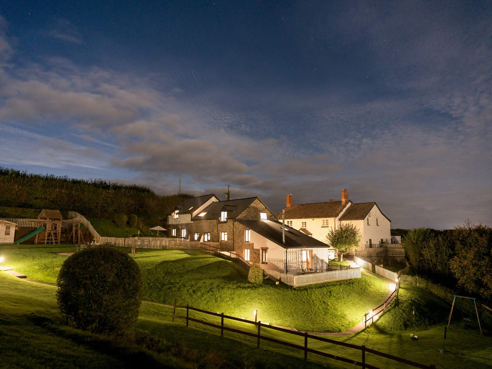 Welcome to Wren Cottage.
When night time falls and all is quiet, take time to enjoy some star gazing Wren sits to the right end of the run of the cottages.