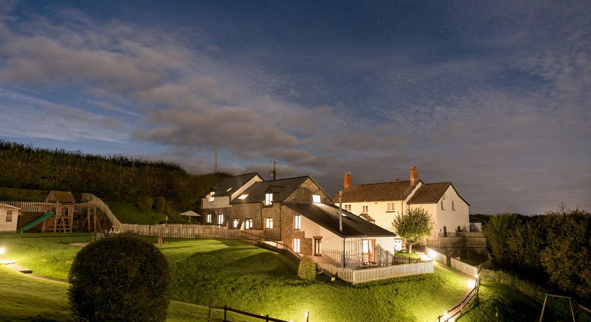 Welcome to Wren Cottage.
When night time falls and all is quiet, take time to enjoy some star gazing Wren sits to the right end of the run of the cottages.