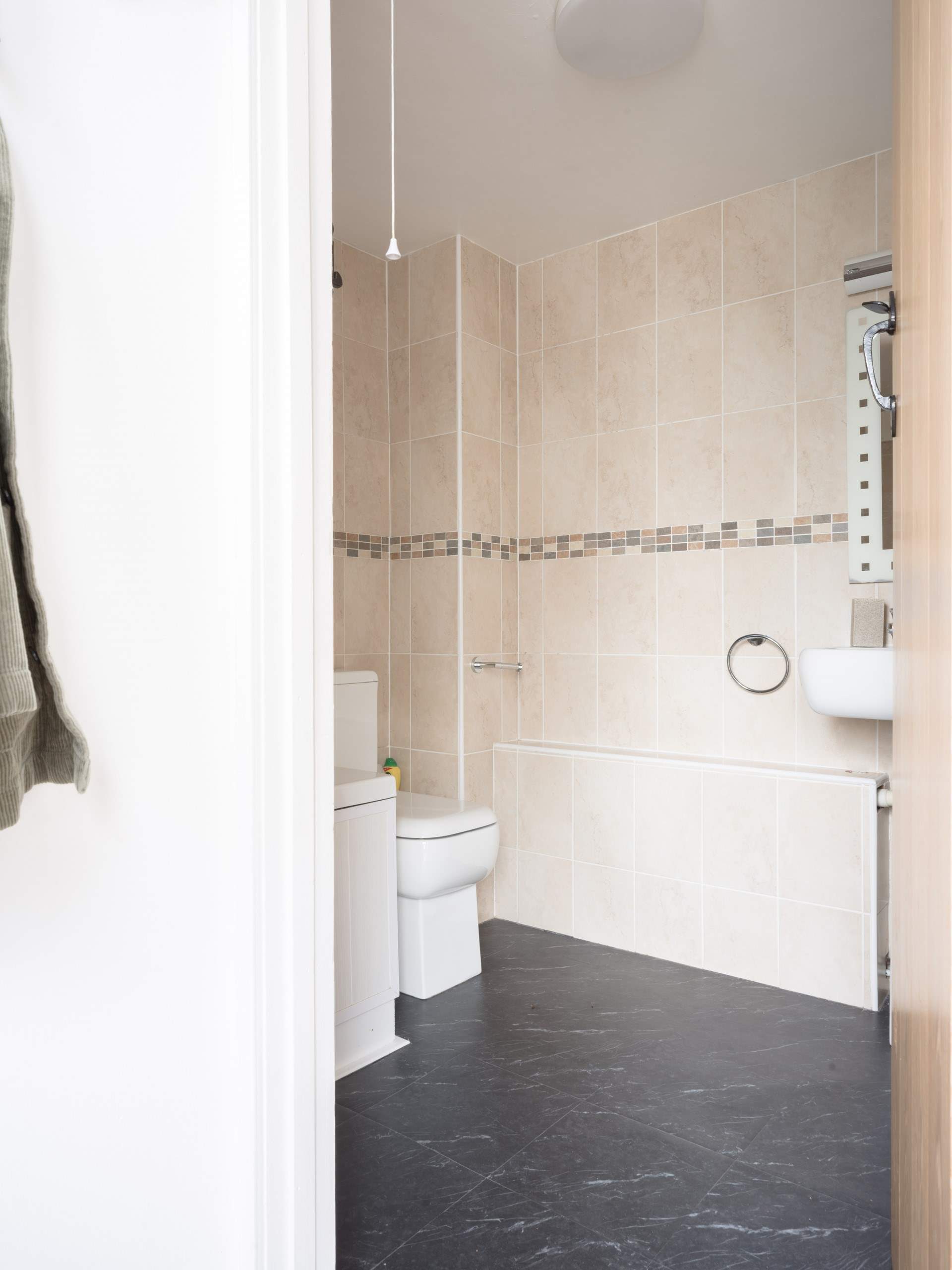 Another view of the bathroom.