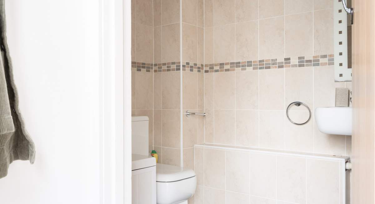 Another view of the bathroom.