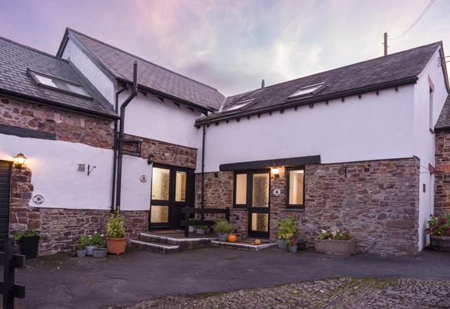 The cobbled courtyard is where you'll find Puffin Cottage (to the right of the picture).