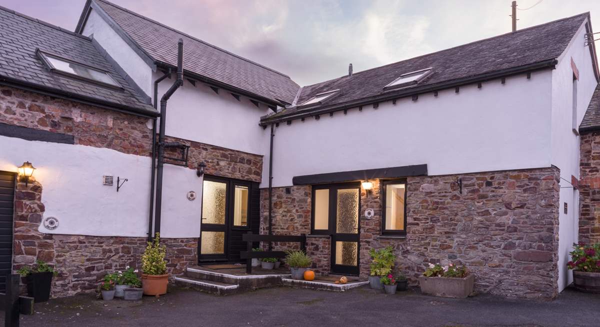 The cobbled courtyard is where you'll find Puffin Cottage (to the right of the picture).