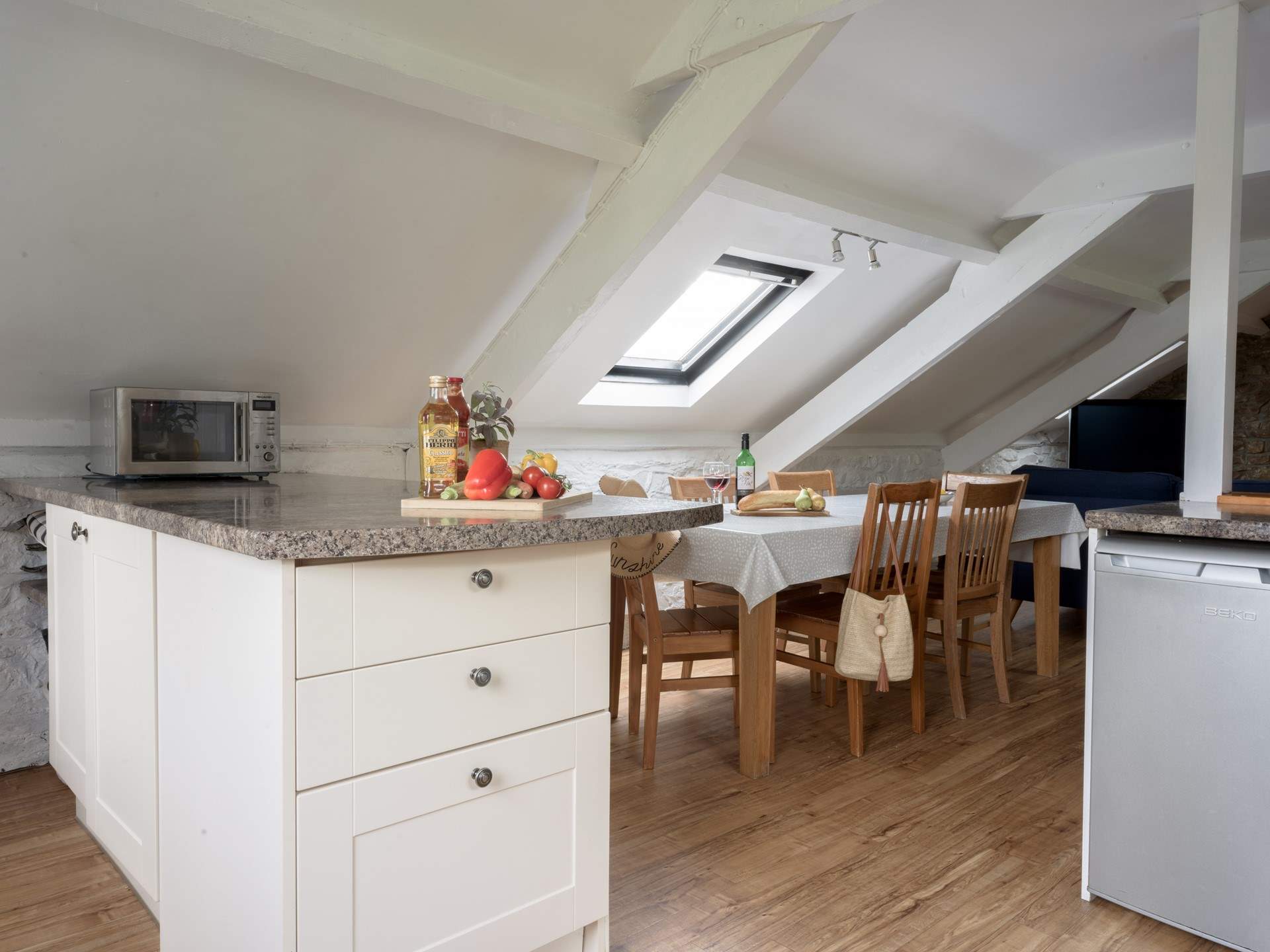 Plenty of space to prepare and enjoy those holiday feasts.