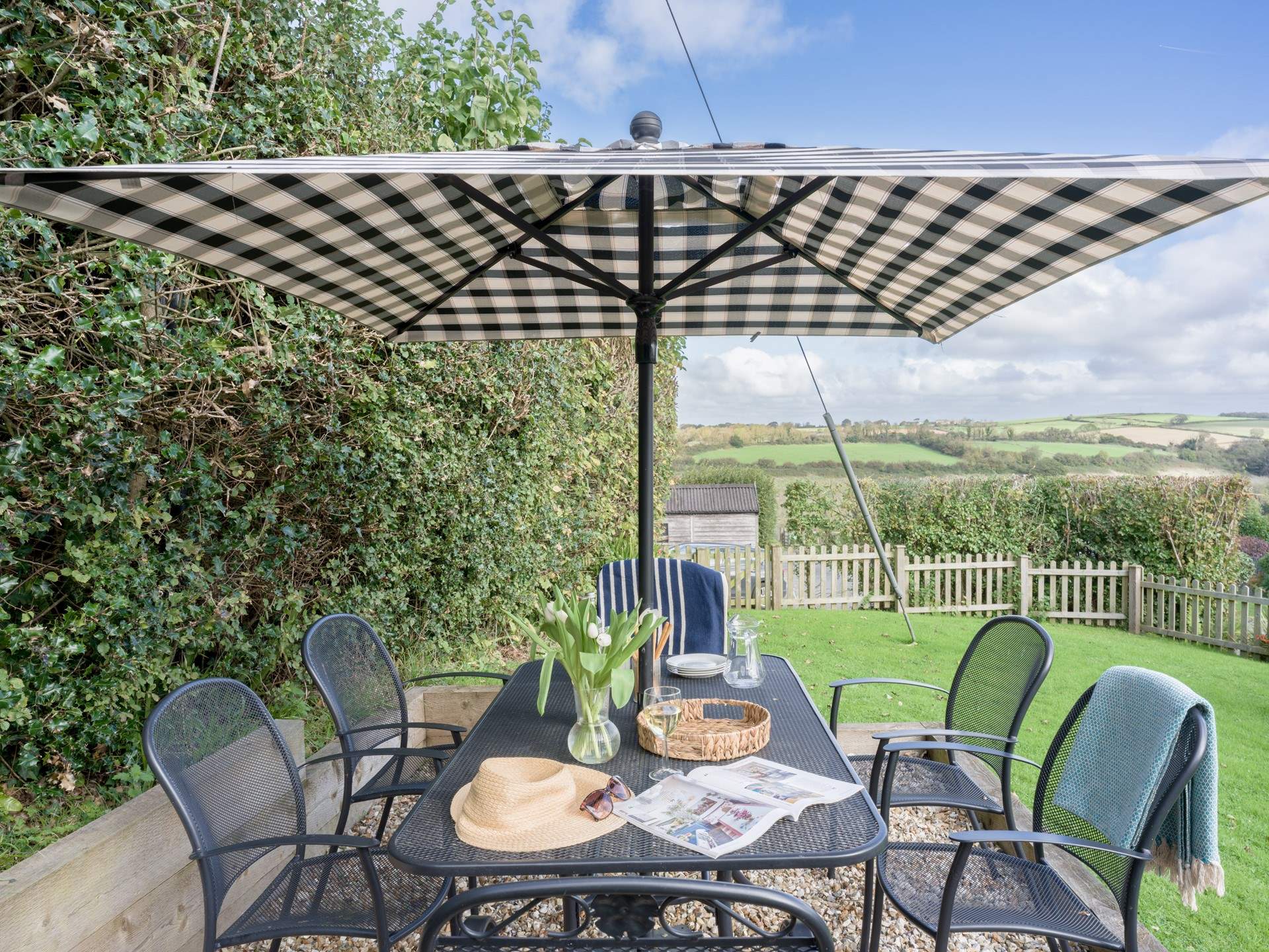 Enjoy lazy lunches with stunning views.