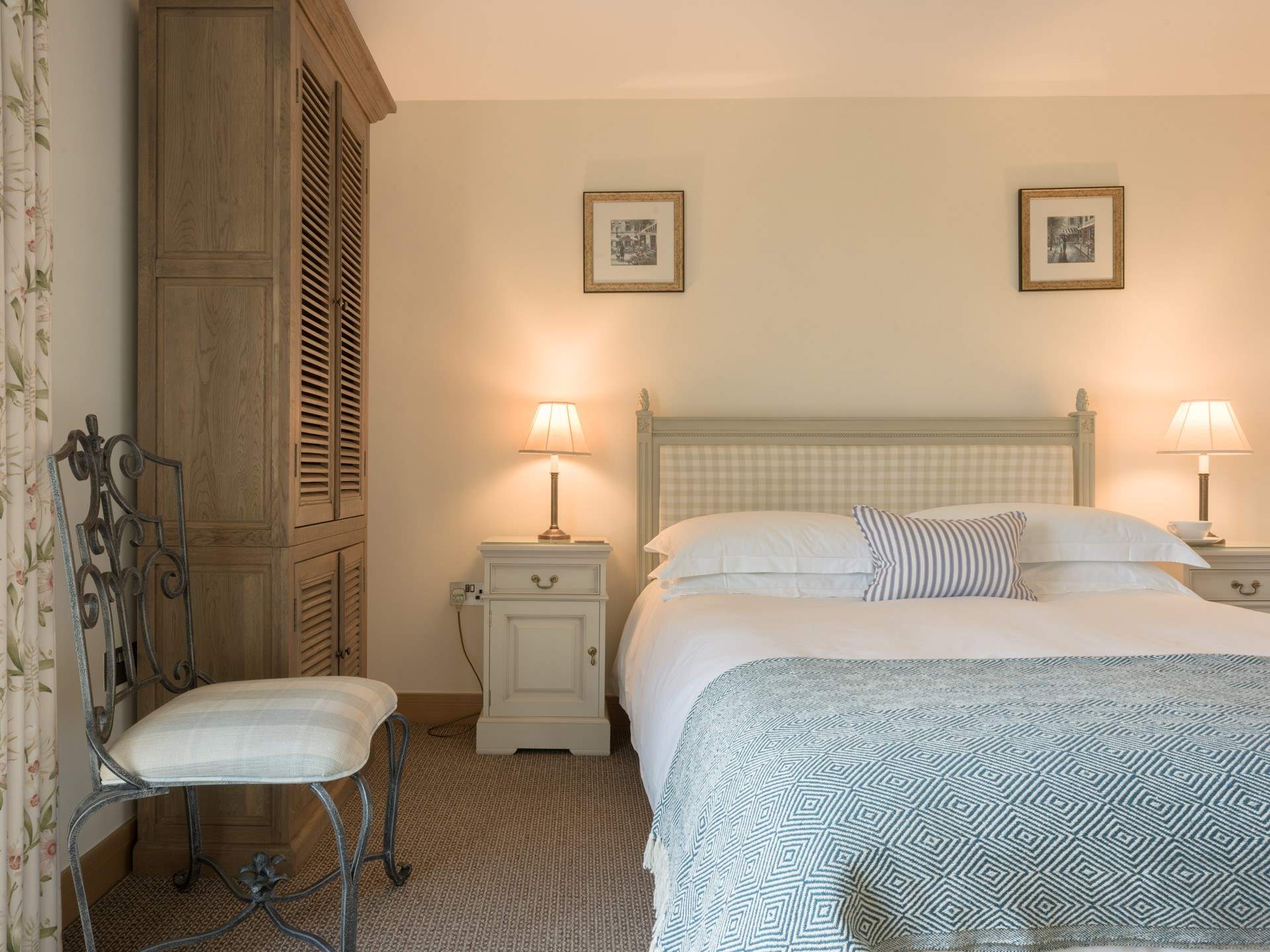 As evening comes the bedroom eases into a warm and inviting mood. Expect a very good night's sleep here.