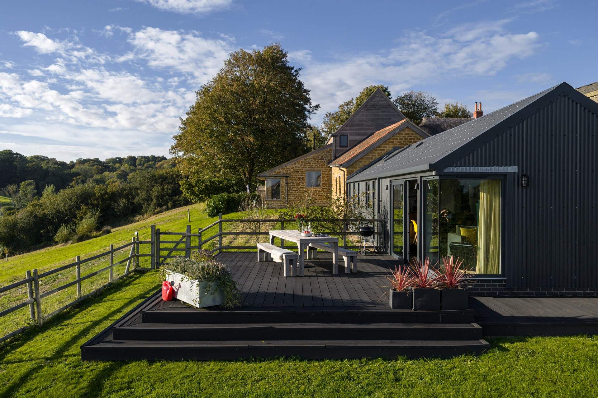 The deck is very special with it's large dining-table, barbecue and panoramic views.