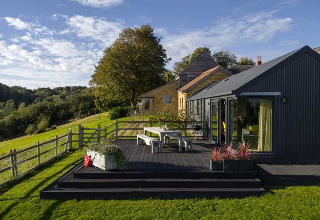 The deck is very special with it's large dining-table, barbecue and panoramic views.