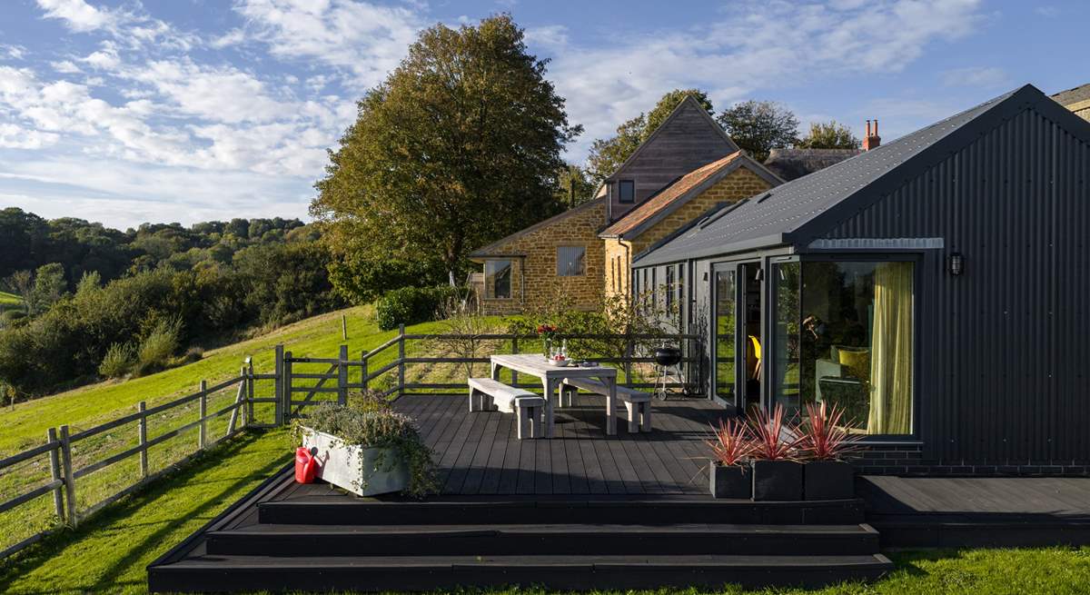 The deck is very special with it's large dining-table, barbecue and panoramic views.