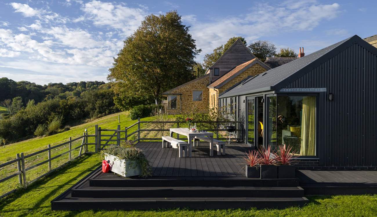 The deck is very special with it's large dining-table, barbecue and panoramic views.