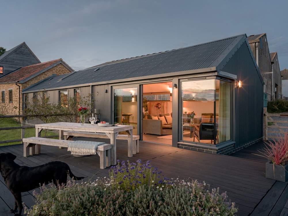 Welcome to Hoods, a very special property for groups, couples and your dogs. Just off to the left is Hoods' sister property, Loaf (6046), also bookable.