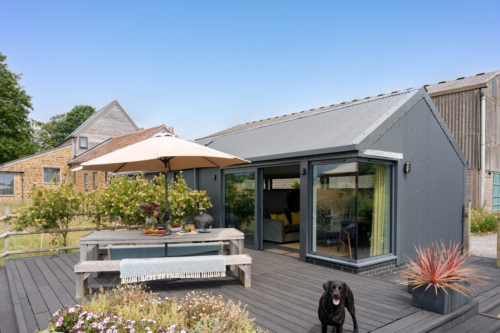 The deck is very special with it's large dining-table, barbecue and panoramic views.
