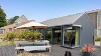 The deck is very special with it's large dining-table, barbecue and panoramic views.