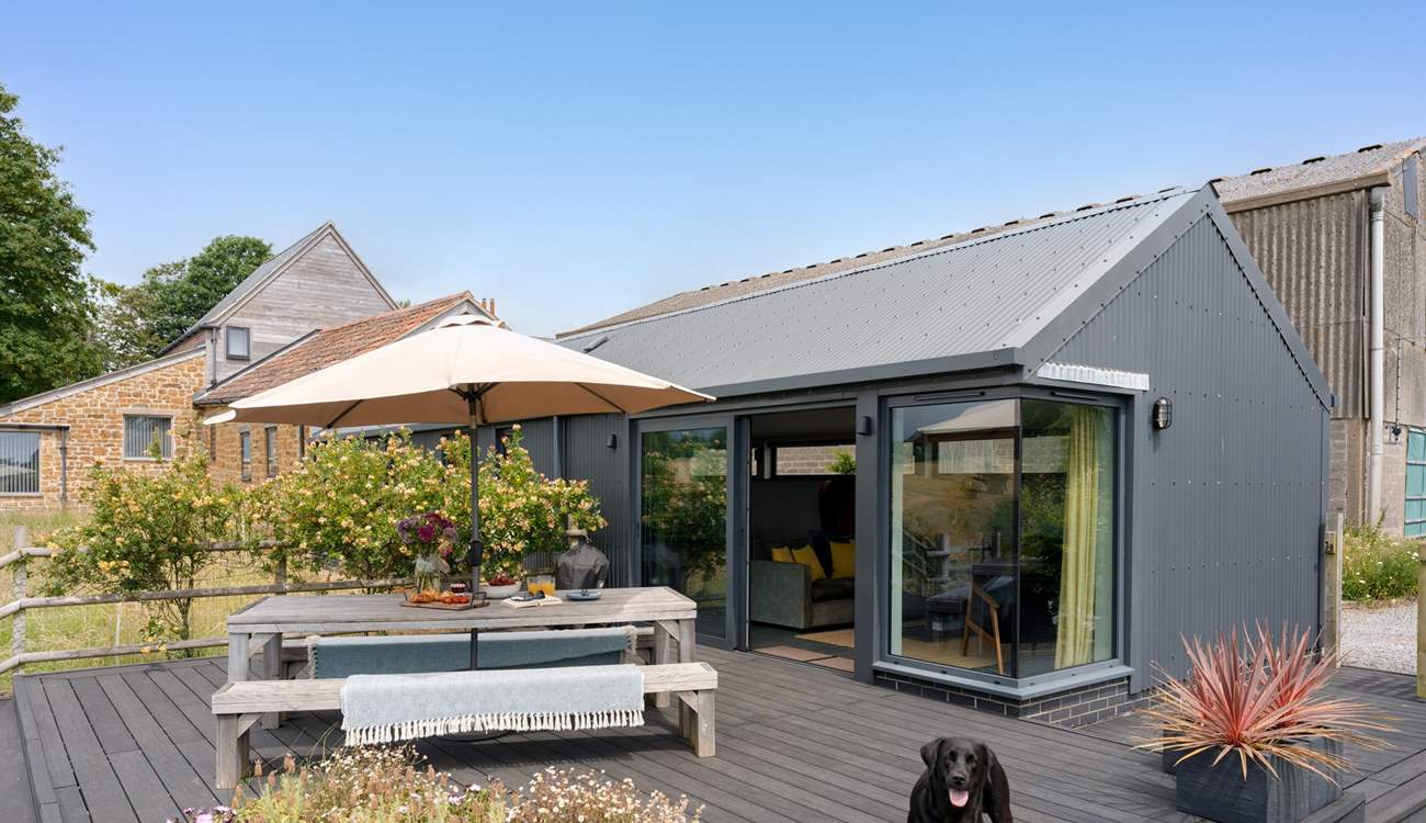 The deck is very special with it's large dining-table, barbecue and panoramic views.