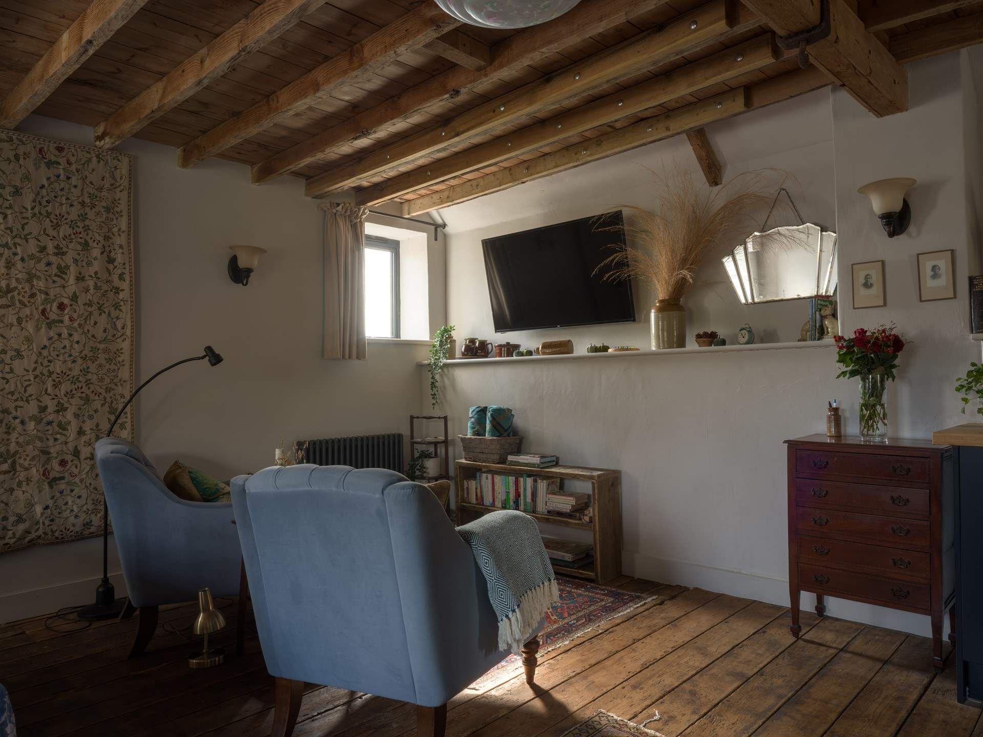 Cosy up for the evening in the luxury velvet armchairs.