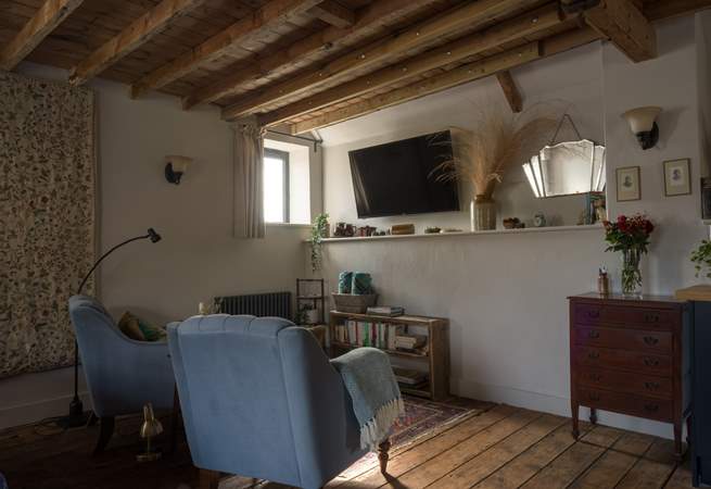 Cosy up for the evening in the luxury velvet armchairs.