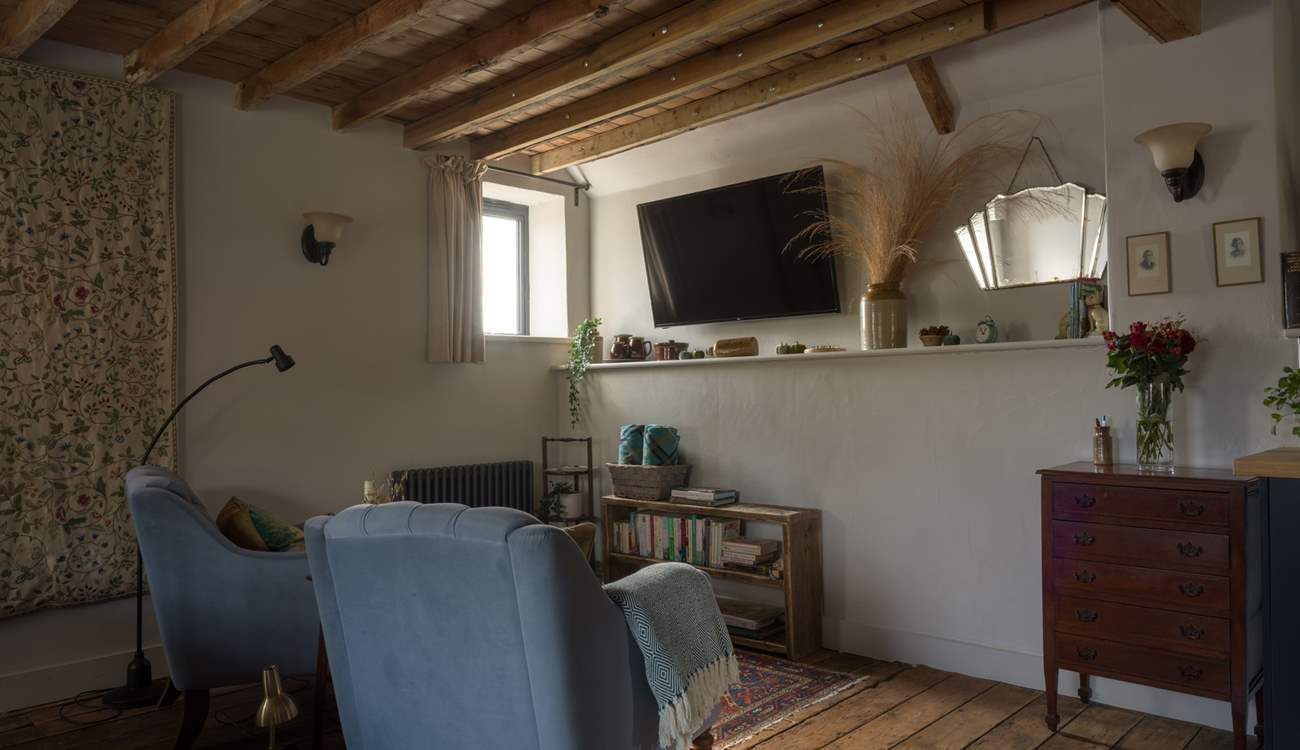 Cosy up for the evening in the luxury velvet armchairs.