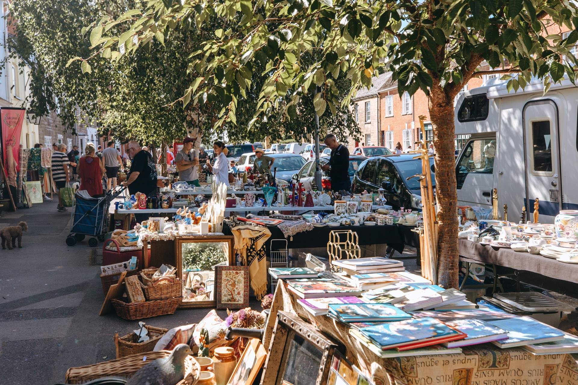 The bustling market town of Bridport is just five minutes away with its excellent selection of shops, pubs, restaurants and supermarkets.