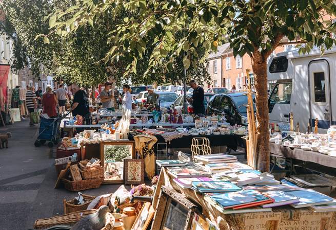 The bustling market town of Bridport is just five minutes away with its excellent selection of shops, pubs, restaurants and supermarkets.