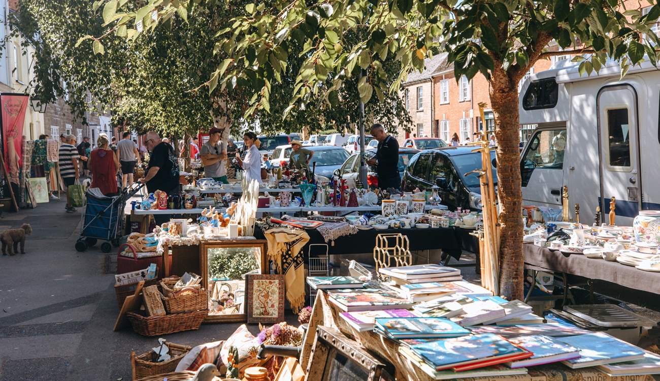 The bustling market town of Bridport is just five minutes away with its excellent selection of shops, pubs, restaurants and supermarkets.