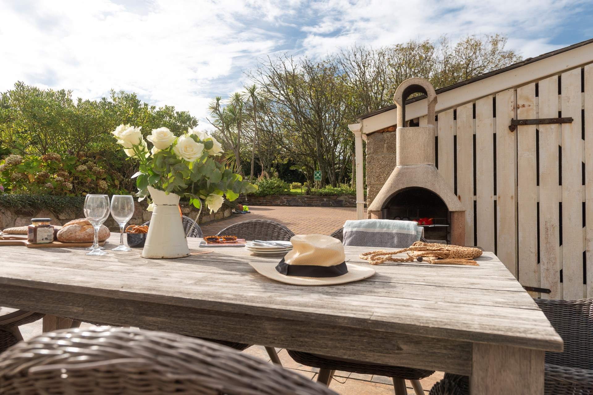 Al fresco dinners await!