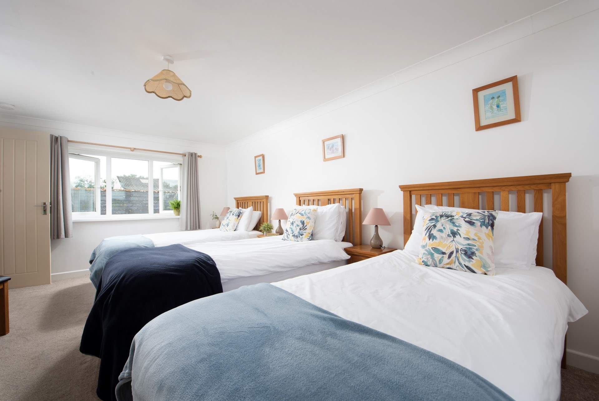 There is a double-aspect window composition.