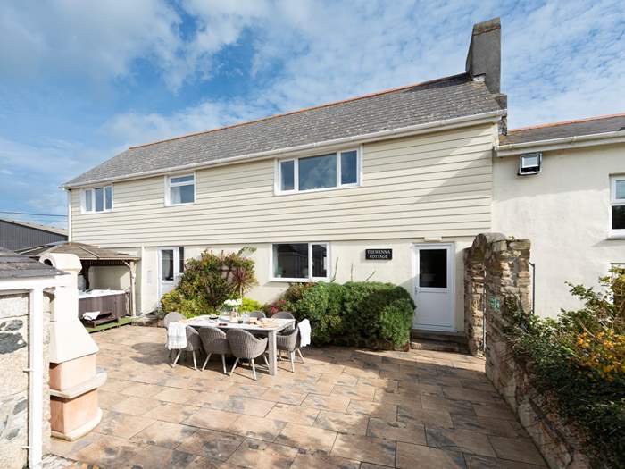 Trewenna Cottage, Sleeps 9 in Mullion