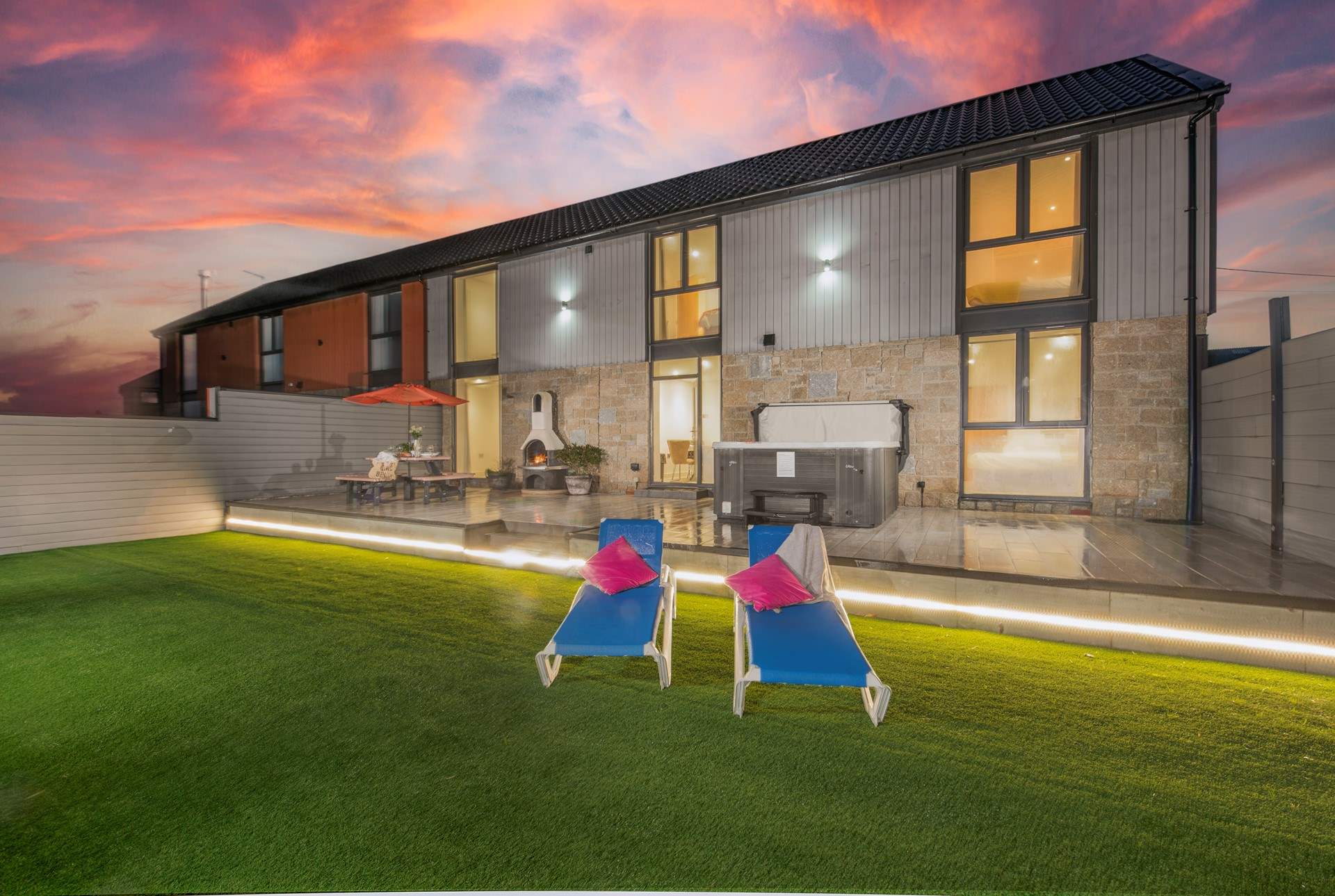 Welcome to Llawnroc at dusk!