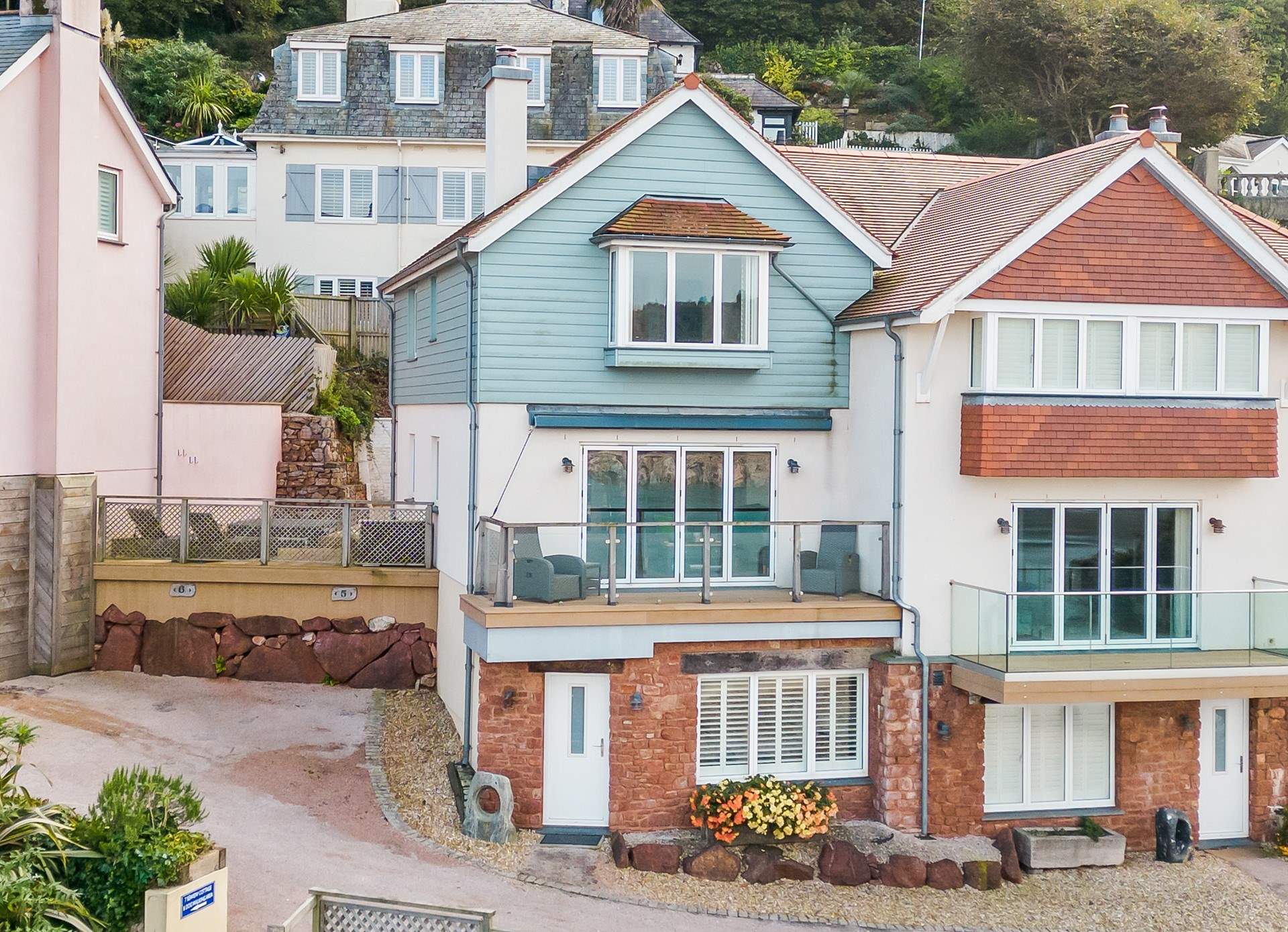 No 5 Seaview Cottages has the most superb elevated position, boasting endless and uninterrupted sea views.