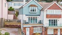 No 5 Seaview Cottages has the most superb elevated position, boasting endless and uninterrupted sea views.