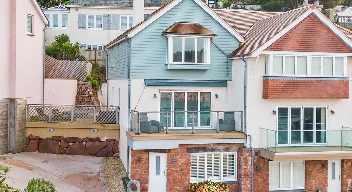 No 5 Seaview Cottages has the most superb elevated position, boasting endless and uninterrupted sea views.