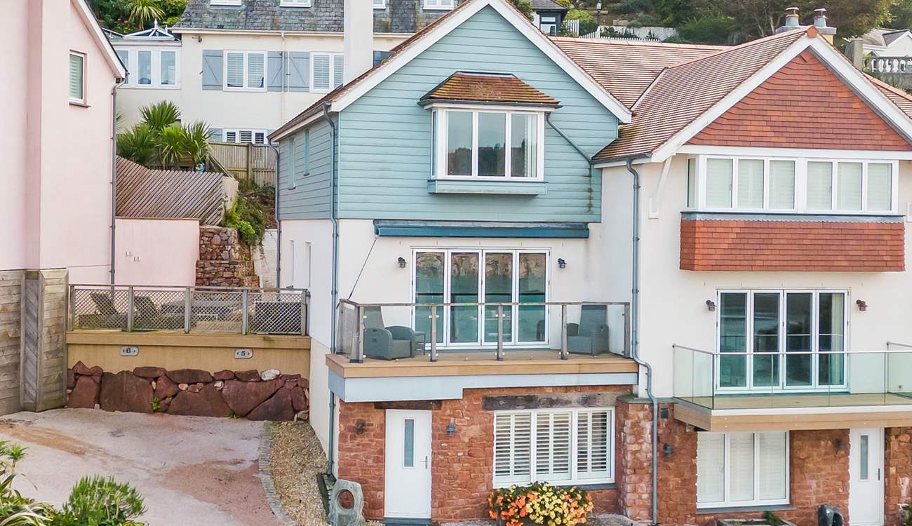 No 5 Seaview Cottages has the most superb elevated position, boasting endless and uninterrupted sea views.