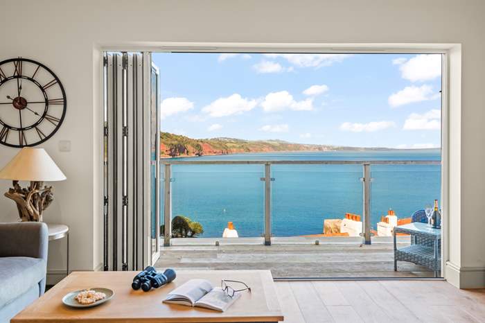 No 5 Seaview Cottages is a 3 bedroom, dog friendly cottage with sea views in Torquay, Devon.