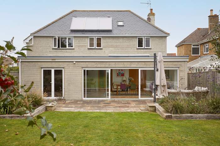 The Police House is a 4 bedroom, dog friendly holiday cottage near the beach in Seaview.