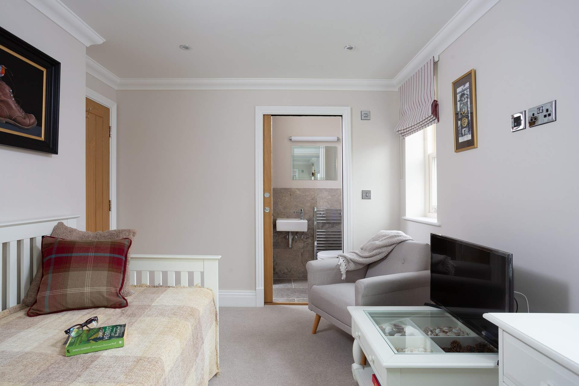 The snug has a useful wet-room. 