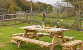 The garden in front of of the annexe is not accessible to guests, however there is this lovely private garden with picnic bench. - Thumbnail Image