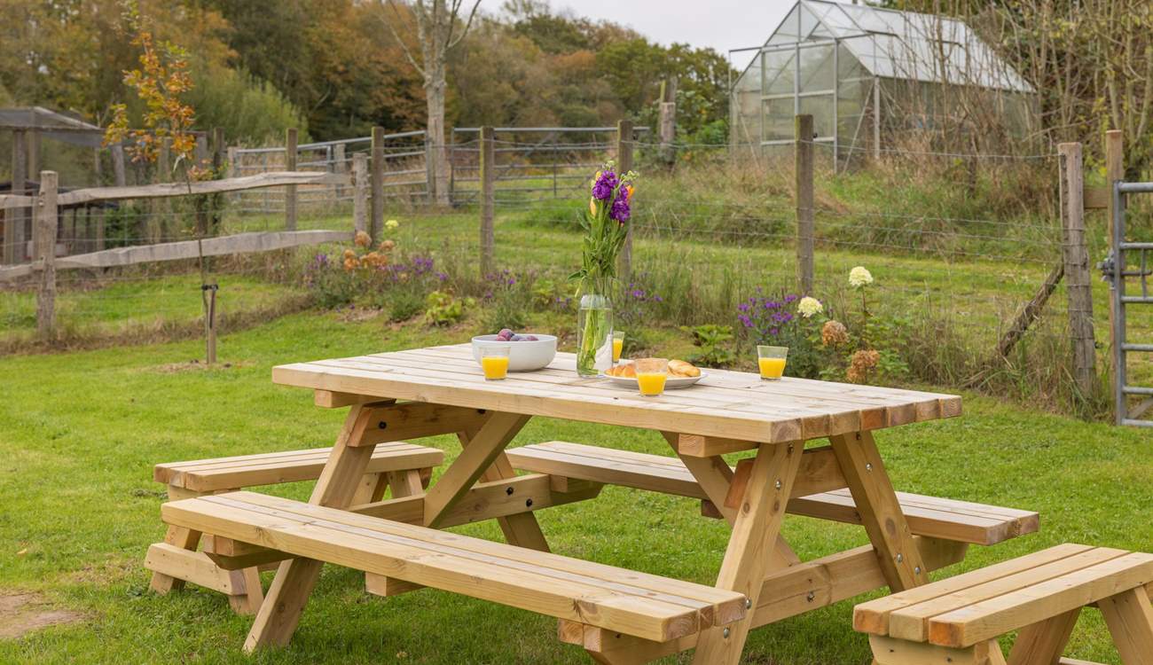 The garden in front of of the annexe is not accessible to guests, however there is this lovely private garden with picnic bench.