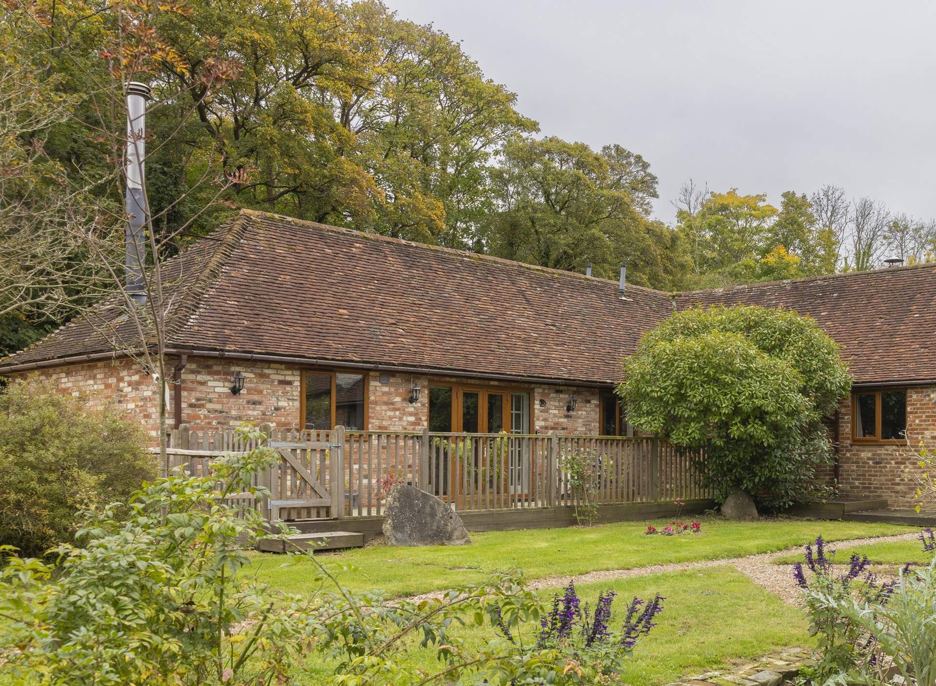 Pomona Annexe sits beside the friendly owners' property with access to the 1066 Country Walk.