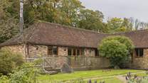 Pomona Annexe sits beside the friendly owners' property with access to the 1066 Country Walk.