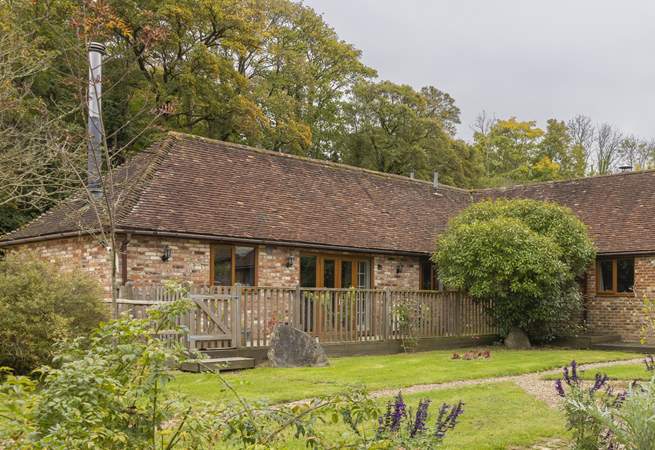 Pomona Annexe sits beside the friendly owners' property with access to the 1066 Country Walk.