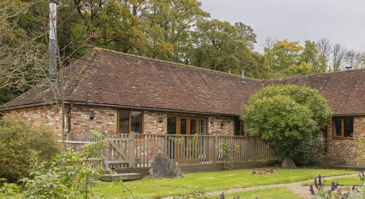Pomona Annexe sits beside the friendly owners' property with access to the 1066 Country Walk.