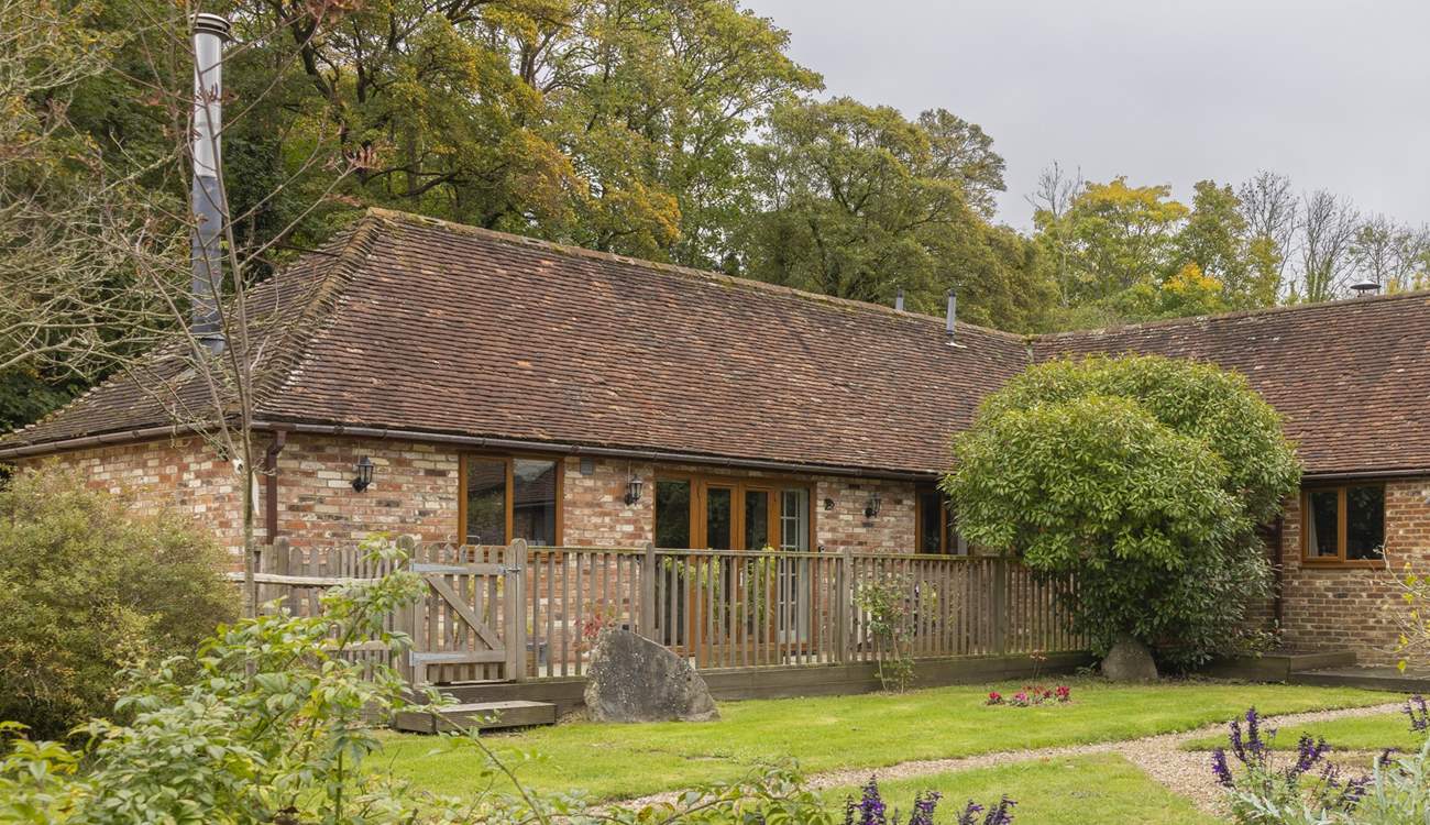 Pomona Annexe sits beside the friendly owners' property with access to the 1066 Country Walk.