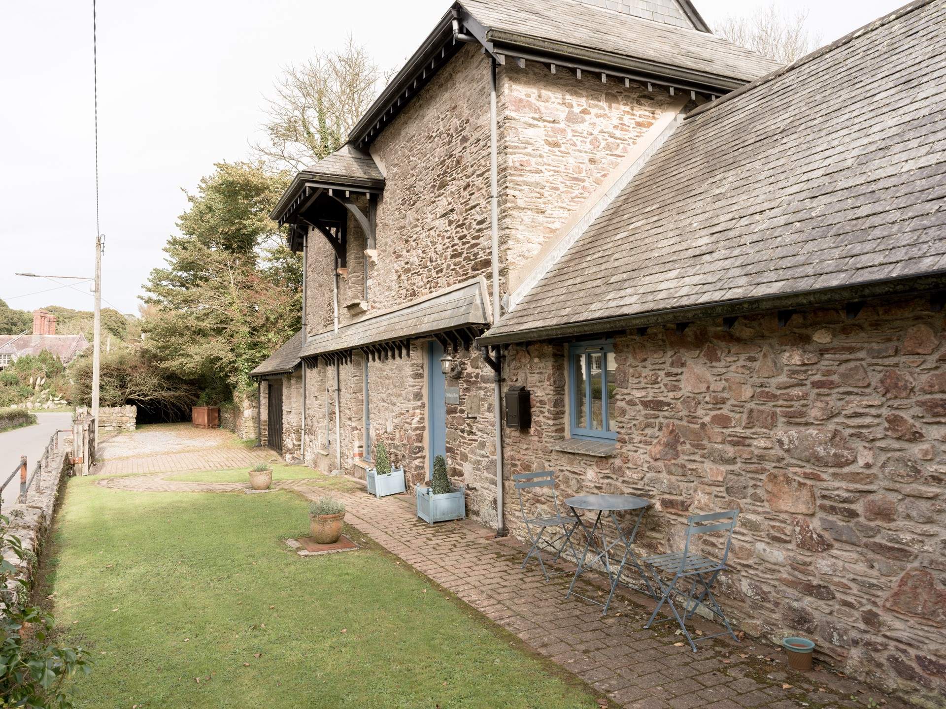 A morning coffee or an evening sundowner can be enjoyed at the front of the barn.