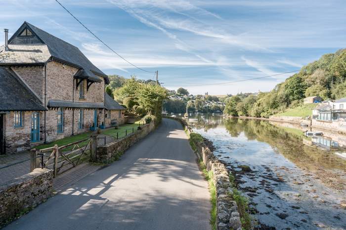 The Barn at Newton Creek is a 3 bedroom, dog friendly cottage with estuary views in Newton Ferrers.