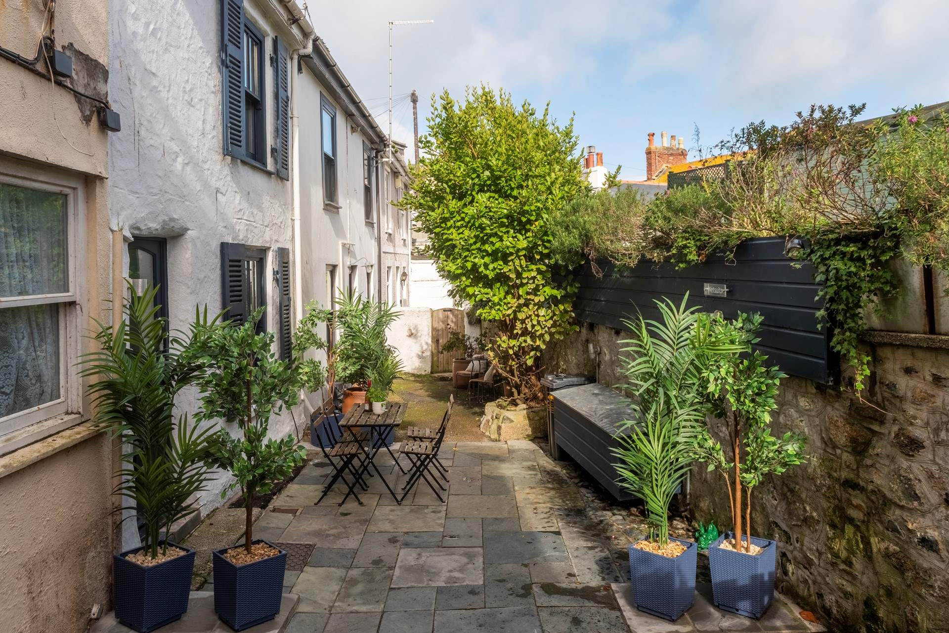 3 Kelly's Gardens is in the middle of the terrace, neighbouring 2 Kelly's Gardens is also available to rent for your holiday. 