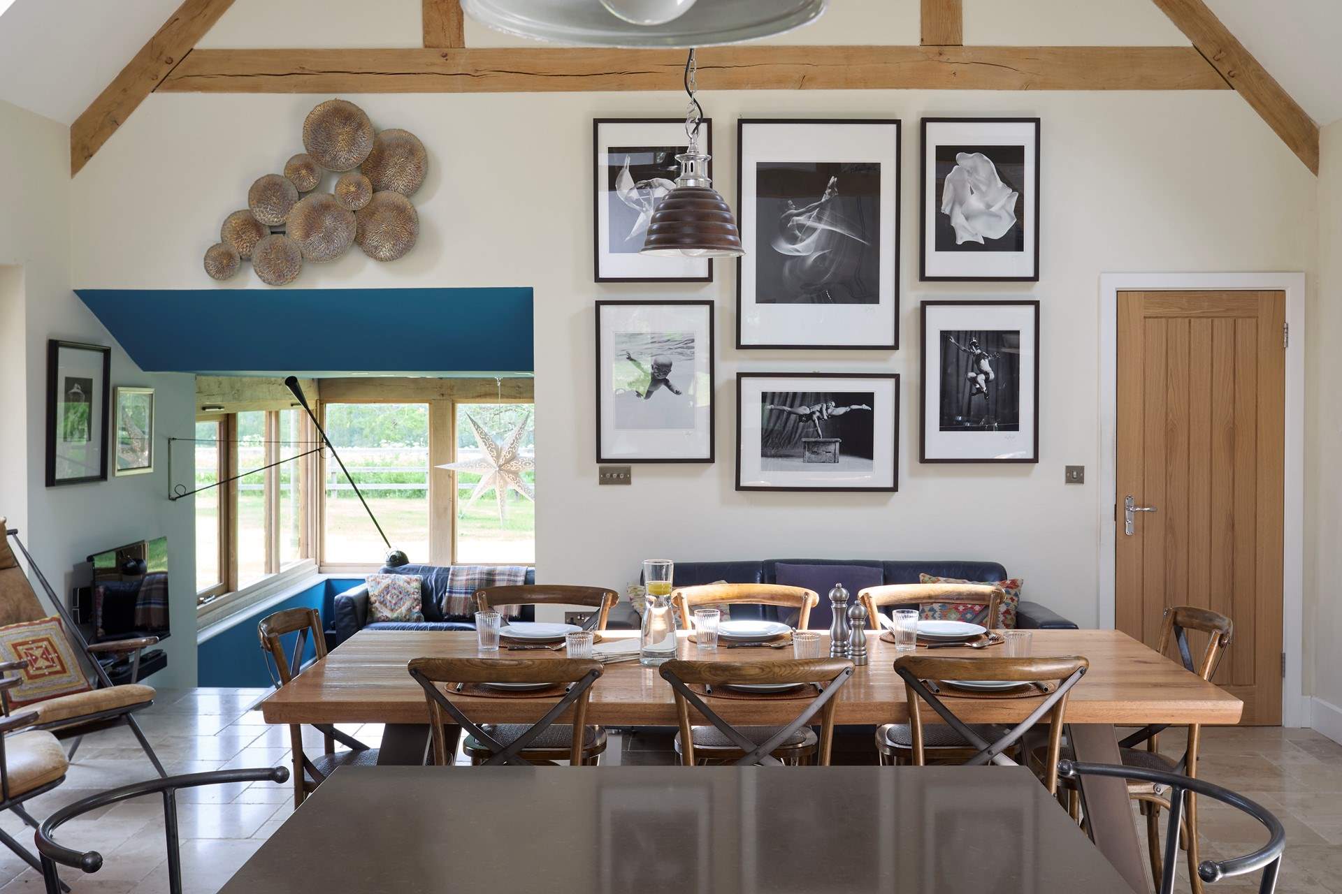 Dine with family and friends in this rural retreat.