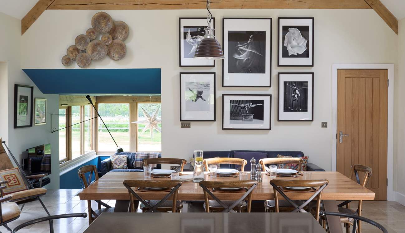 Dine with family and friends in this rural retreat.