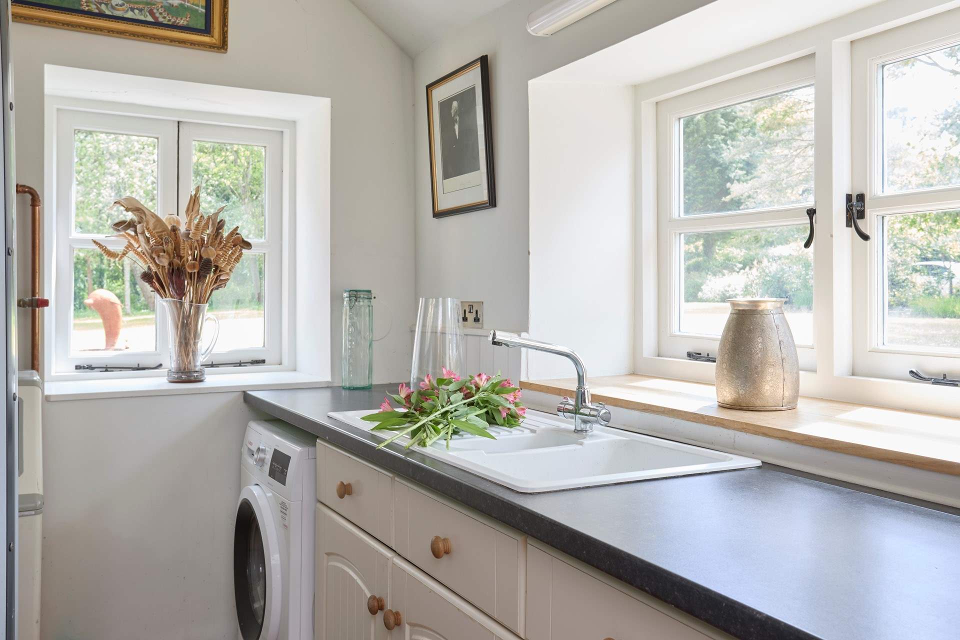 Utility-room with washing machine.